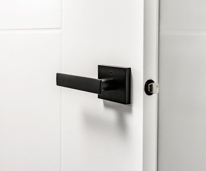 Porte architecturale vitrée en aluminium avec cadre sur mesure pour projet commercial – Raymond Architectural